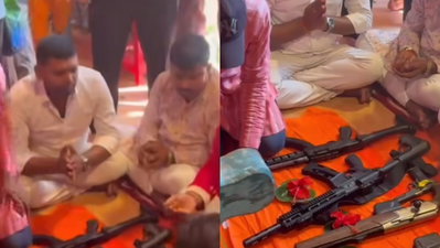 Giridih News: मिर्जागंज दुर्गा मंडप में शस्त्र पूजन के बाद हवाई फायरिंग, जांच में जुटी पुलिस