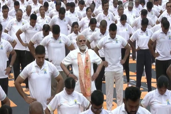 International Yoga Day: पीएम मोदी ने कोलकाता के रेड रोड पर किया योगाभ्यास