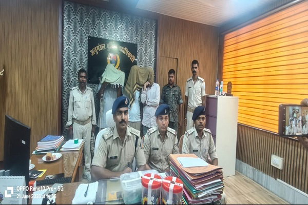 Hazaribagh News: 1.5 किलो अफीम के साथ तीन तस्कर गिरफ्तार, 7 लाख कैश बरामद