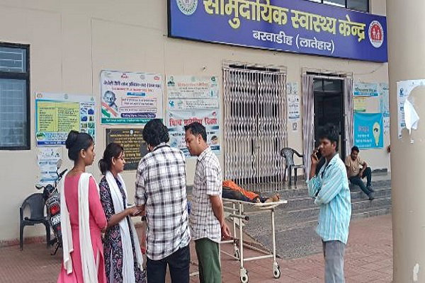 Latehar News: बेटी-दामाद के घर से लौट रहा था परिवार, हादसे में दो की मौत