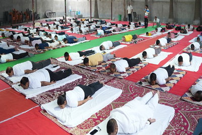 Hazaribagh News: योग दिवस पर विधायक प्रदीप प्रसाद ने किया योगाभ्यास