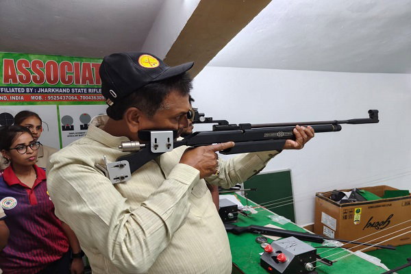 Hazaribagh News: सुनील सिन्हा शूटिंग चैंपियनशिप: सांसद ने निशाना साध खिलाड़ियों को बढ़ाया हौसला