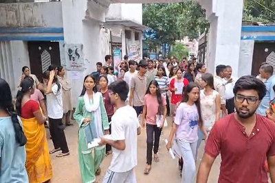 Dhanbad News: कड़ी सुरक्षा के बीच शांतिपूर्ण संपन्न हुई नीट-यूजी परीक्षा