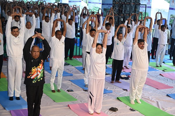 Yoga for Healthy Aging: आरयू में संजय सेठ, सीपी सिंह समेत राज्य के कई नेताओं ने किया योगाभ्यास