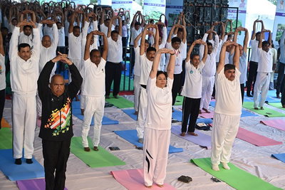 Yoga for Healthy Aging: आरयू में संजय सेठ, सीपी सिंह समेत राज्य के कई नेताओं ने किया योगाभ्यास