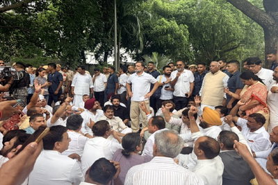 PM आवास के बाहर धरने पर बैठे राहुल गांधी, पीएम और गृह मंत्री का मांगा इस्तीफा