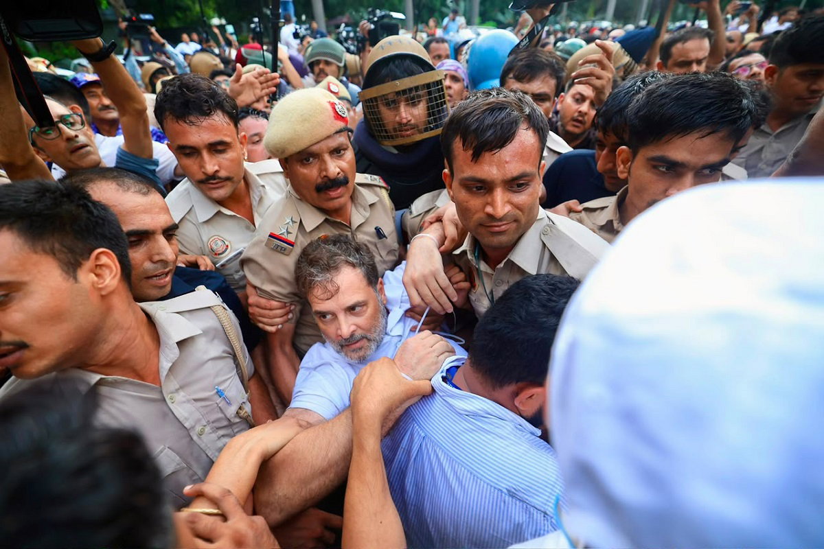 पीएम आवास के बाहर धरने पर बैठे राहुल - प्रियंका गांधी को उठा ले गई दिल्ली पुलिस
