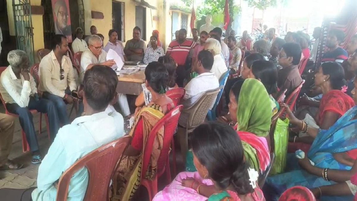 Dhanbad News: बिजली संकट व RSP कॉलेज निर्माण में अनियमितता को लेकर ग्रामीणों ने की बैठक