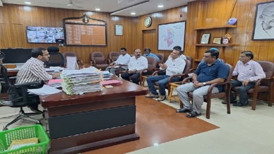 Saraikela News: जनता दरबार में डीसी ने सुनी ग्रामीणों की समस्याएं