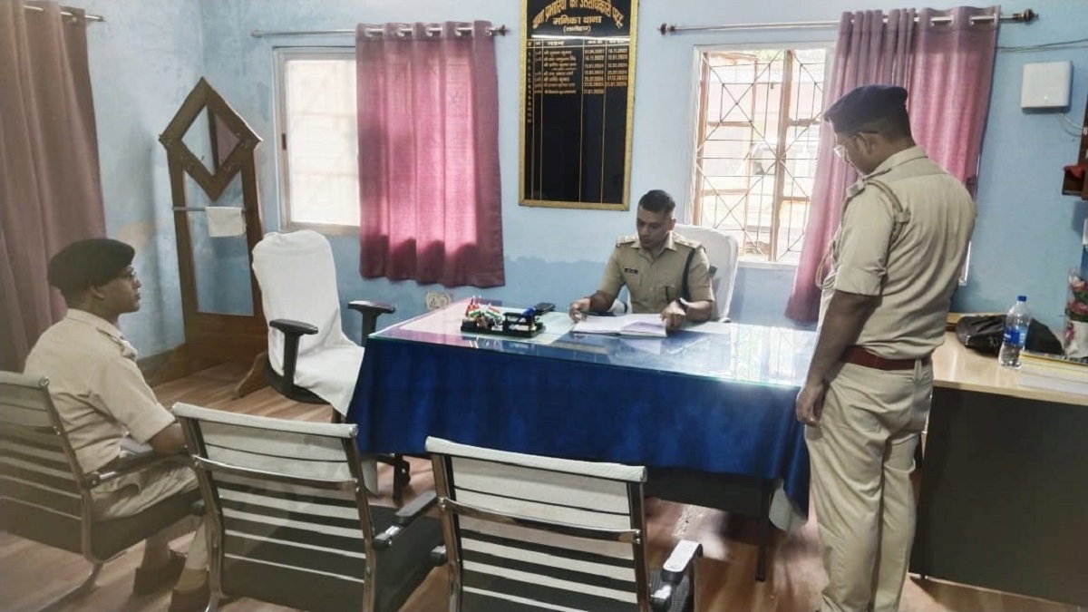 Latehar News: SP ने किया मनिका थाना का औचक निरीक्षण किया, लंबित कांडों के शीघ्र निष्पादन का निर्देश