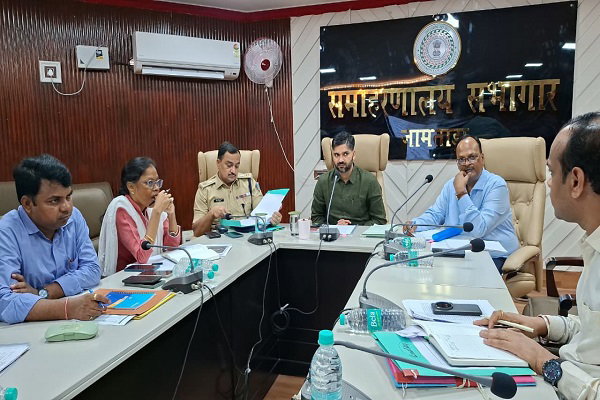 Jamtara News: डीसी ने की विकास योजनाओं की समीक्षा, अधिकारियों को दिए निर्देश