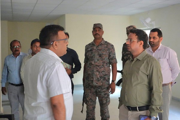 Hazaribagh News: डीसी ने नव निर्मित पुस्तकालय का किया निरीक्षण