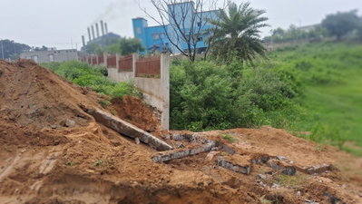 Jamtara News: मिहिजाम स्पोर्ट्स कॉम्प्लेक्स की दीवार निर्माण शुरू होते ही गिरा