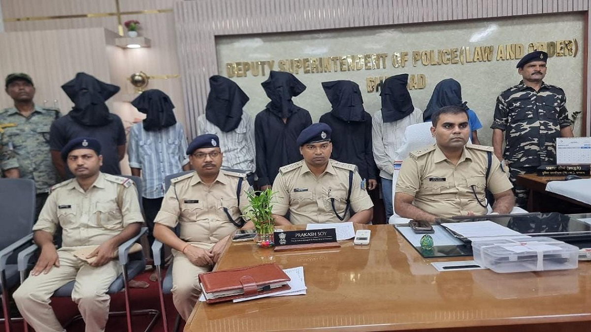 Dhanbad News: धनसार में पुलिस का एक्शन, कट्टा-गोली के साथ 7 गिरफ्तार