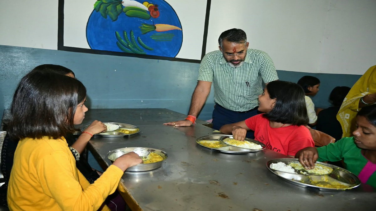 Giridih News: कस्तूरबा विद्यालय का डीसी ने किया औचक निरीक्षण, समस्याओं पर सुधार के दिए निर्देश