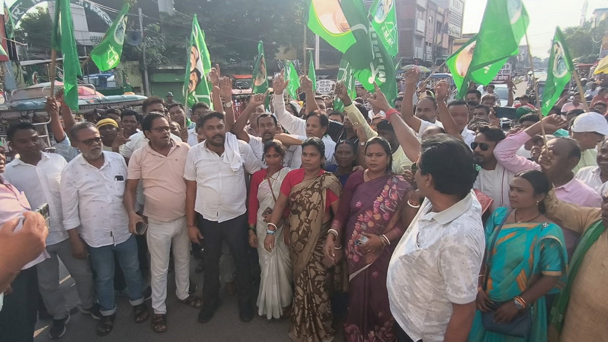 Giridih News: MMDR एक्ट के खिलाफ झमुमो ने किया प्रदर्शन