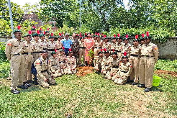 Giridih News: NCC कैडेट्स ने किया पौधरोपण, पर्यावरण संरक्षण का लिया संकल्प
