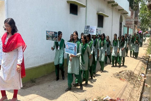 Giridih News: नशा मुक्ति को लेकर छात्राओं ने निकाली प्रभातफेरी