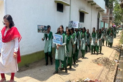 Giridih News: नशा मुक्ति को लेकर छात्राओं ने निकाली प्रभातफेरी