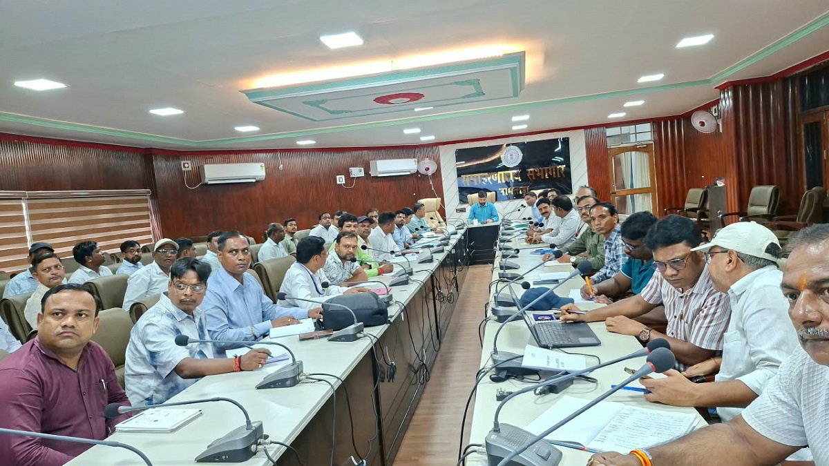 Jamtara News: IDSP रिपोर्ट में लापरवाही पर डीसी सख्त, CHO व ANM का कटेगा वेतन