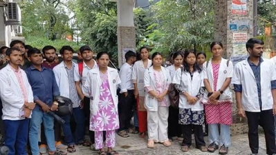 Dhanbad News: नर्सिंग छात्रों को 7 महीने से नहीं मिला वेतन, सिविल सर्जन कार्यालय के बाहर किया प्रदर्शन