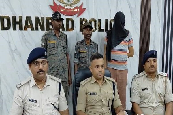 Dhanbad News: प्रिंस खान गिरोह का सदस्य गिरफ्तार, अवैध हथियार और कारतूस बरामद