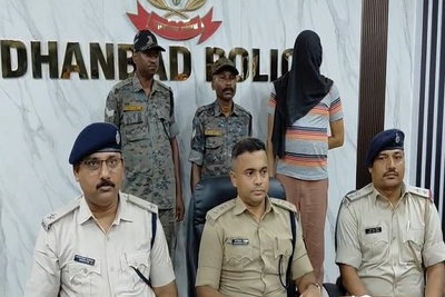 Dhanbad News: प्रिंस खान गिरोह का सदस्य गिरफ्तार, अवैध हथियार और कारतूस बरामद