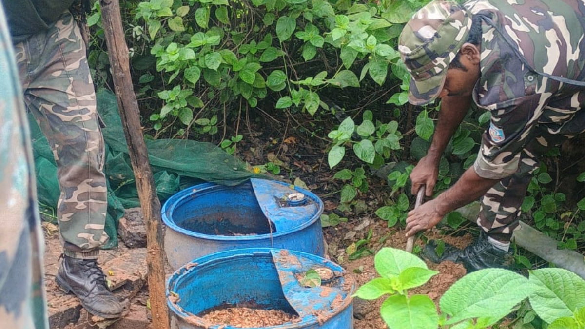 Hazaribagh News: अवैध शराब के खिलाफ कार्रवाई, 3 चुलाई भट्ठियां ध्वस्त