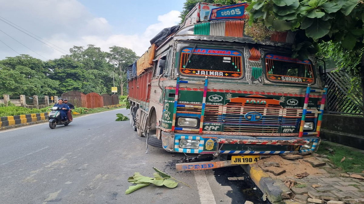 Jamshedpur News:  सीमेंट लदा ट्रक हुआ बेकाबू, फुटपाथ से टकराया