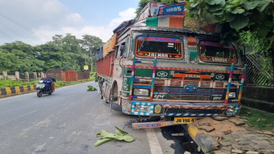 Jamshedpur News:  सीमेंट लदा ट्रक हुआ बेकाबू, फुटपाथ से टकराया