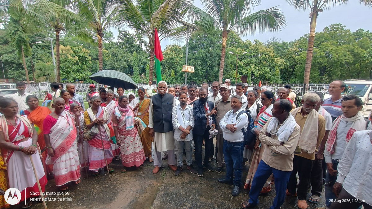 Latehar News: झारखंड आंदोलनकारियों ने सेक्रेटेरिएट के बाहर किया प्रदर्शन, 50 हजार पेंशन की मांग