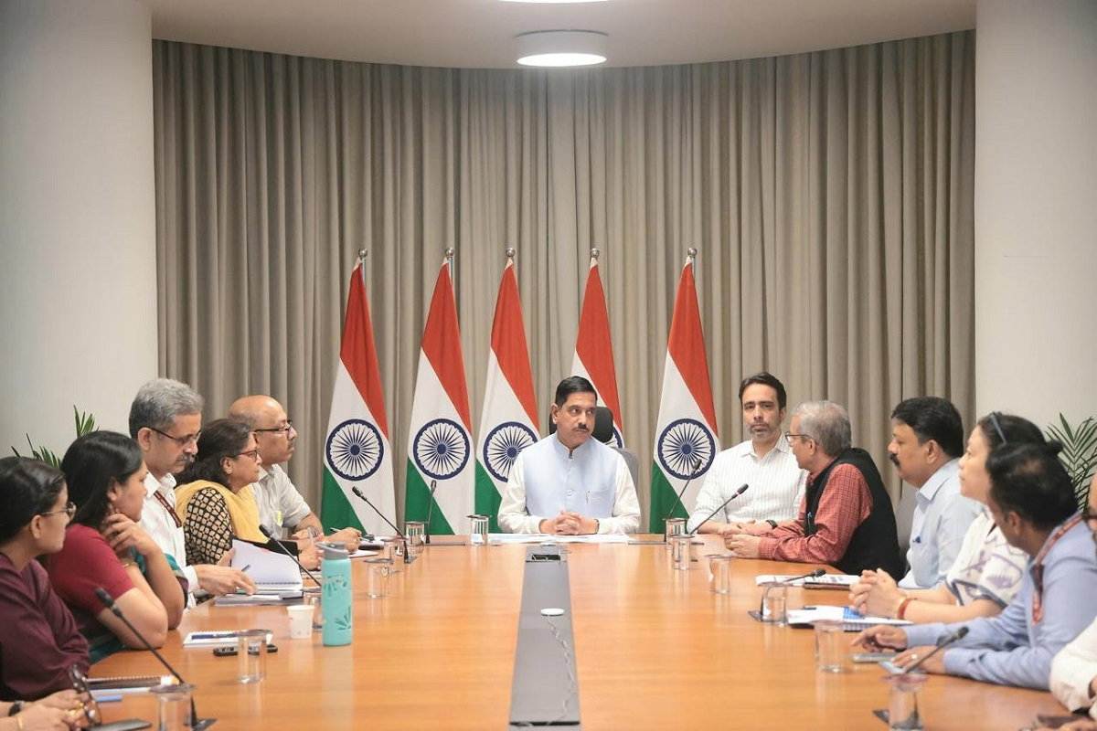 प्रह्लाद जोशी ने केन्द्रीय शिक्षा मंत्रालय का संभाला पदभार, अधिकारियों के साथ की बैठक