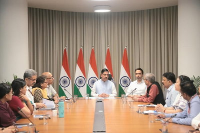 प्रह्लाद जोशी ने केन्द्रीय शिक्षा मंत्रालय का संभाला पदभार, अधिकारियों के साथ की बैठक
