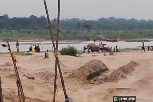 Jamtara News: NGT की रोक के बाद भी धड़ल्ले से हो रहा बालू उठाव