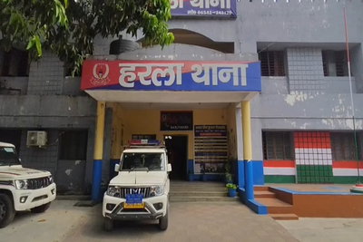 Bokaro News: अवैध बालू लोड ट्रैक्टर जब्त, चालक फरार