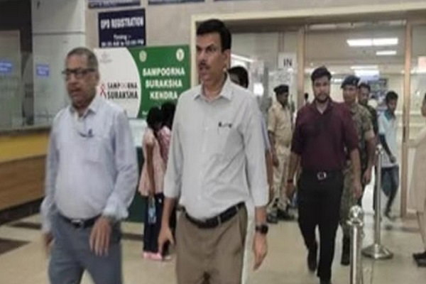 Jamshedpur News: डीसी ने किया एमजीएम अस्पताल का औचक निरीक्षण, मलेरिया मरीजों से मिले
