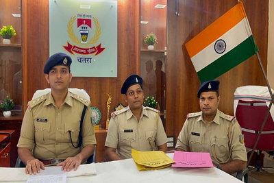 Chatra News: होसिर गांव में पुलिस की छापेमारी, 912 किलो डोडा बरामद