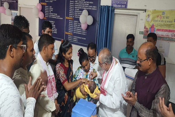 Hazaribagh News: बरही में विधायक ने बच्चों को पिलाई पोलियो ड्रॉप