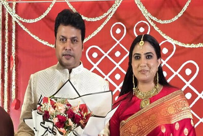 पूर्व सीएम बिप्लब देब 54 की उम्र में रचाई दूसरी शादी, कन्नड़ अभिनेत्री त्रिवेणी बनी जीवन साथी