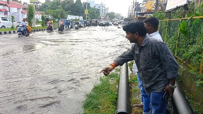 Dhanbad News: बारिश ने खोली निगम की पोल, मुख्य सड़क पर जलभराव से लोग परेशान