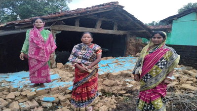 Chaibasa News: भालूपानी गांव में बारिश से मिट्टी का घर ढहा, बेघर हुआ परिवार