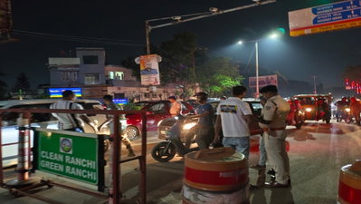 Ranchi News:  पुलिस ने रात में चलाया चेकिंग अभियान, चौक-चौराहों पर वाहनों की जांच