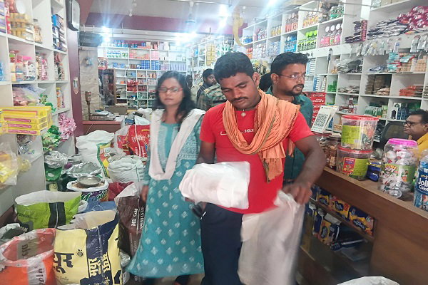 Latehar News: नगर पंचायत की कार्रवाई, दुकानों से 15 किलो सिंगल यूज प्लास्टिक जब्त