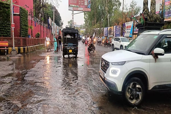 Palamu News: मूसलाधार बारिश में मेदिनीनगर बेहाल, उमस से मिली राहत