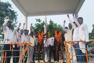Saraikela News: हूल दिवस पर वीर सिदो-कान्हू को दी श्रद्धांजलि