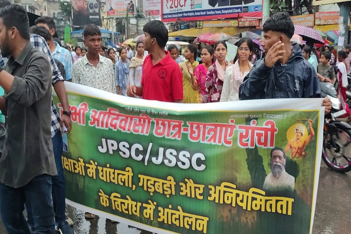 Ranchi News: JPSC-JSSC पेपर लीक के विरोध में आदिवासी छात्रों का प्रदर्शन, परीक्षा व्यवस्था में सुधार की मांग