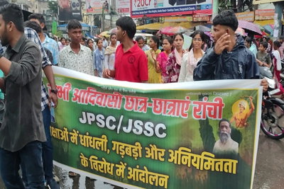 Ranchi News: JPSC-JSSC पेपर लीक के विरोध में आदिवासी छात्रों का प्रदर्शन, परीक्षा व्यवस्था में सुधार की मांग