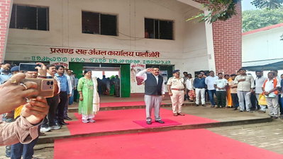 Deoghar News: आयुक्त ने किया प्रखंड कार्यालय का निरीक्षण, वोटरों की सुनी समस्याएं
