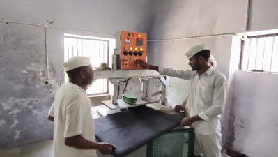 Bihar News: बिहार में कैदियों को दी जाएगी LED बल्ब और हवाई चप्पल बनाने की ट्रेनिंग, कर सकेंगे स्वरोजगार