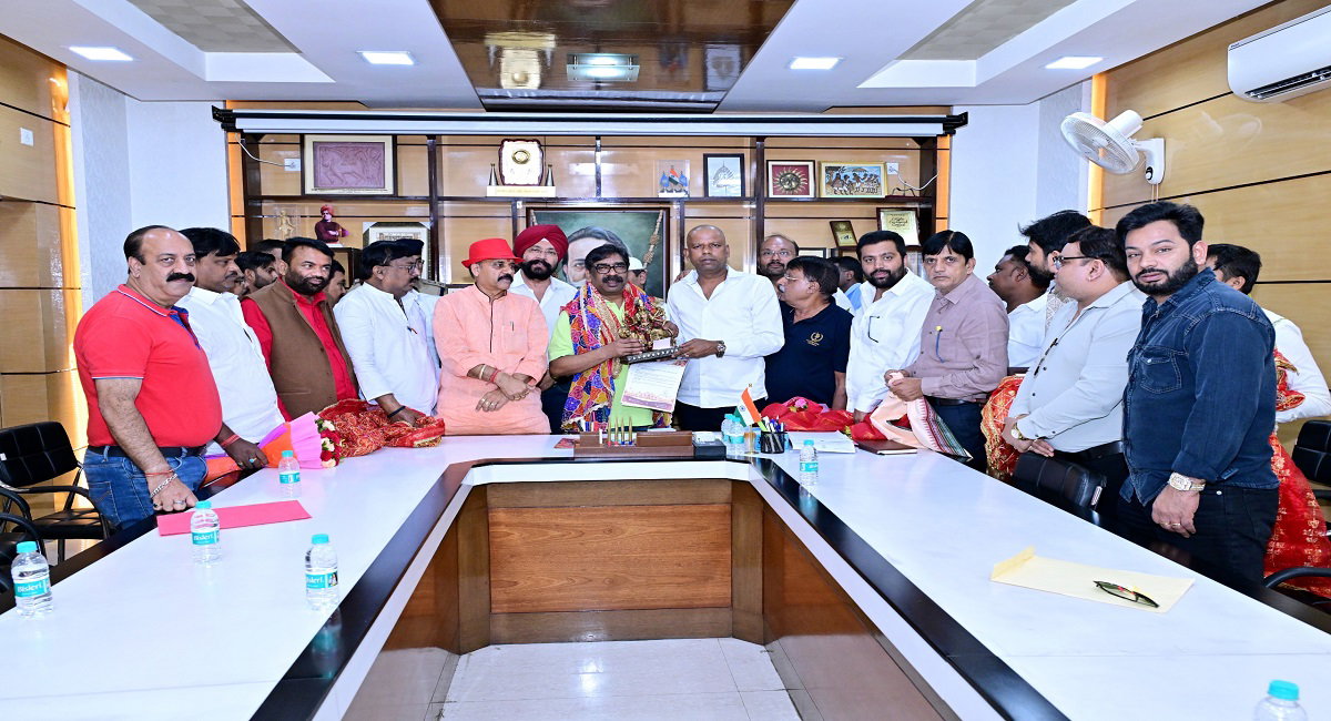CM receives Durga Puja invitat